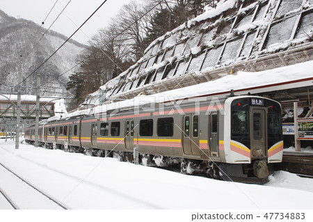 Winter Joetsu Line E 129 series (Minakami Station) 47734883