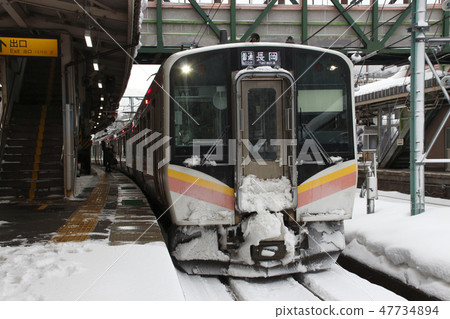 Winter Joetsu Line E 129 series (Minakami Station) 47734894