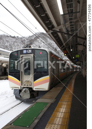 Winter Joetsu Line E 129 series (Minakami Station) 47734896