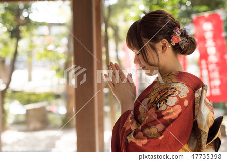 參觀成人儀式的女孩 47735398