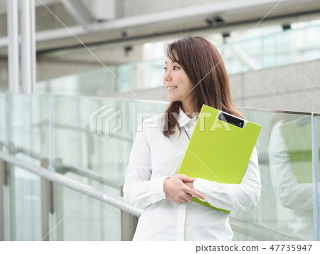 黃綠色文件的女實業家 黃綠色文件的女實業家 47735947