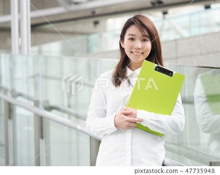 黃綠色文件的女實業家 黃綠色文件的女實業家 47735948
