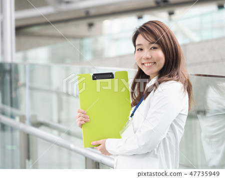 黃綠色文件的女實業家 47735949