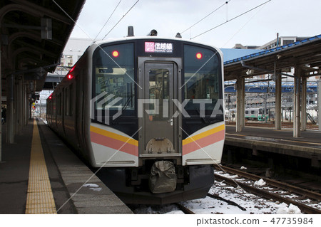 Shinetsu Main Line E129 series stopping at Naoetsu Station (one-man operation: Naoetsu ⇔ Nagaoka) Shinetsu Main Line E129 series stopping at Naoetsu Station (one-man operation: Naoetsu ⇔ Nagaoka) 47735984