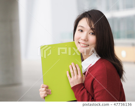 A business woman who turned around with a smile 47736136