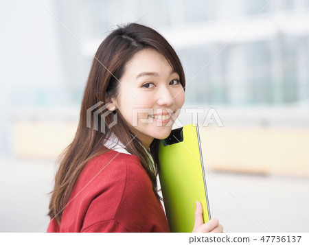 A business woman who turned around with a smile 47736137