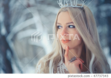 Winter Beauty Woman. Beautiful fashion model  47737343