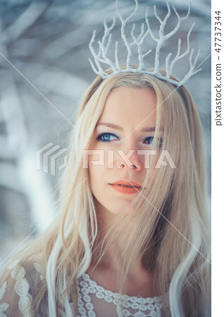 Winter Beauty Woman. Beautiful fashion model Winter Beauty Woman. Beautiful fashion model 47737344