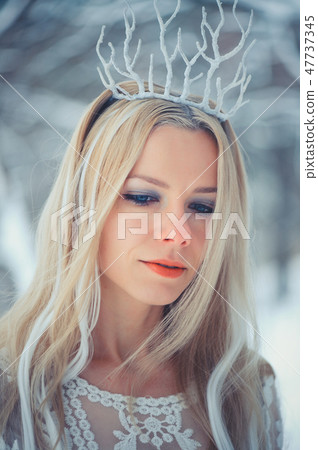 Winter Beauty Woman. Beautiful fashion model Winter Beauty Woman. Beautiful fashion model 47737345