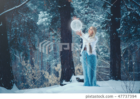 Winter Beauty Woman. Beautiful fashion model  47737394
