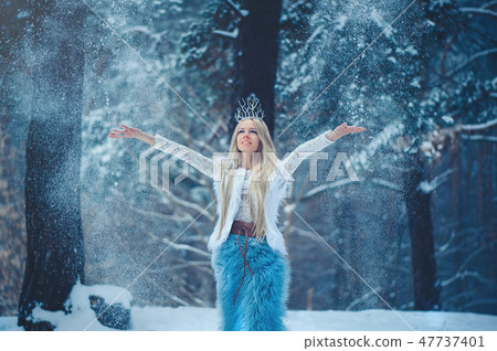Winter Beauty Woman. Beautiful fashion model Winter Beauty Woman. Beautiful fashion model 47737401