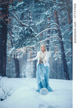 Winter Beauty Woman. Beautiful fashion model Winter Beauty Woman. Beautiful fashion model 47737408