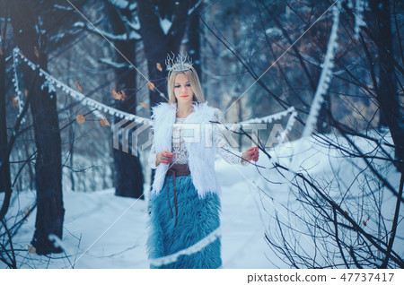 Winter Beauty Woman. Beautiful fashion model  47737417