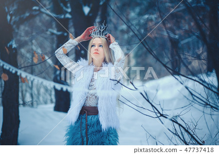 Winter Beauty Woman. Beautiful fashion model  47737418