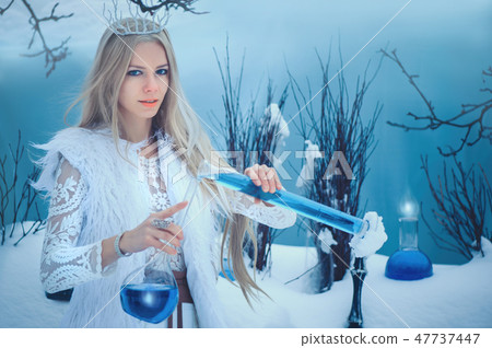 Winter Beauty Woman. Beautiful fashion model  47737447