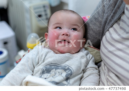 抱抱的嬰兒 47737498