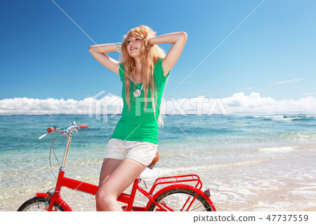 微笑的婦女在熱帶沖繩島美麗的海灘使用 微笑的婦女在熱帶沖繩島美麗的海灘使用 47737559