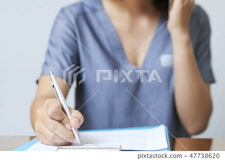 Woman filling the documents Woman filling the documents 47738620