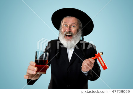 Portrait of old senior orthodox Hasdim Jewish man Portrait of old senior orthodox Hasdim Jewish man 47739069