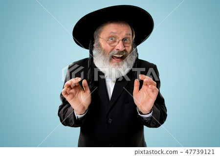 Portrait of old senior orthodox Hasdim Jewish man 47739121
