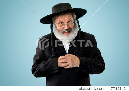 Portrait of old senior orthodox Hasdim Jewish man 47739142