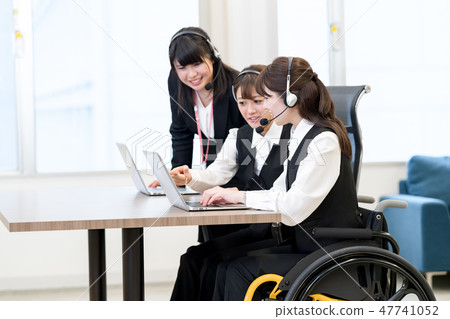 [Materials supervised by the Japan Universal Manners Association] Business woman, operator, wheelchair 47741052
