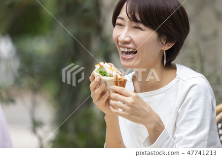 Cafe woman smile Cafe woman smile 47741213