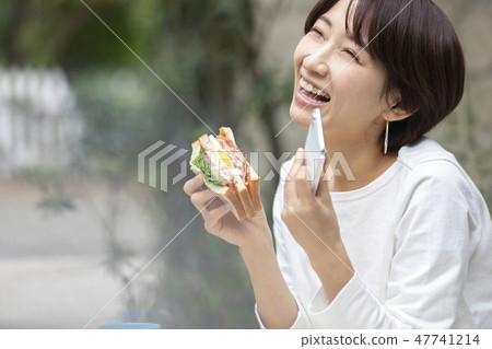 Cafe woman smile 47741214