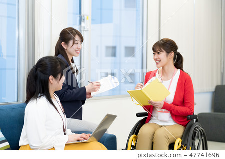 [Materials supervised by the Japan Universal Manners Association] Business woman, office, wheelchair, meeting 47741696