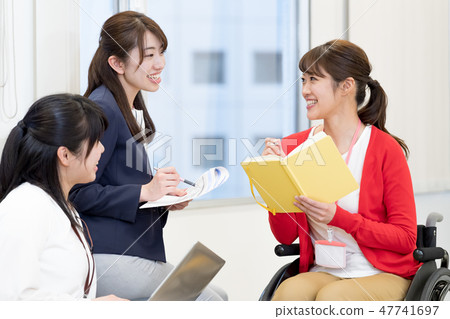[Materials supervised by the Japan Universal Manners Association] Business woman, office, wheelchair, meeting 47741697