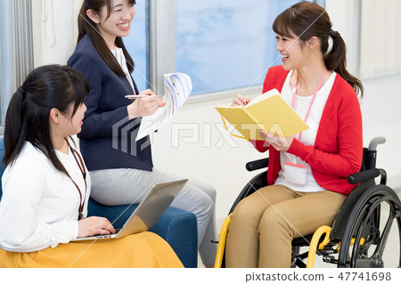 [日本國際禮儀協會監督的材料]女商人，辦公室，輪椅，會議 47741698