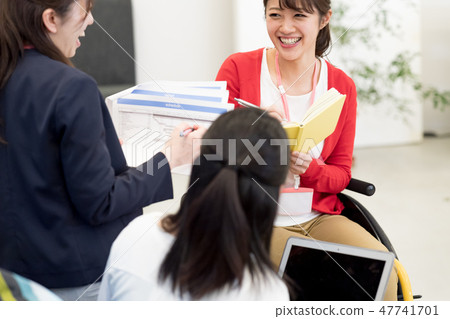 [Materials supervised by the Japan Universal Manners Association] Business woman, office, wheelchair, meeting 47741701