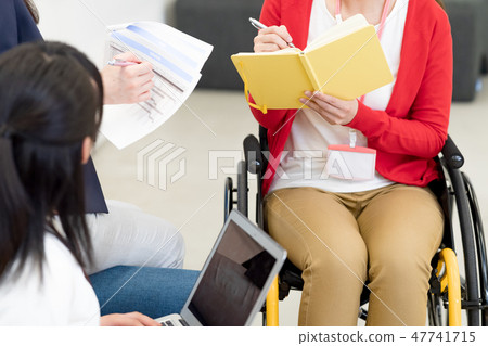 [Materials supervised by the Japan Universal Manners Association] Business woman, office, wheelchair, meeting, faceless 47741715