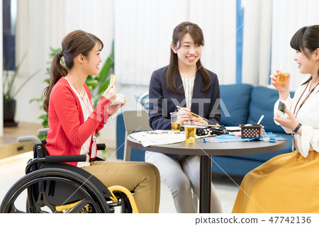 [Materials supervised by Japan Universal Manners Association] Business woman, office, wheelchair, lunch 47742136