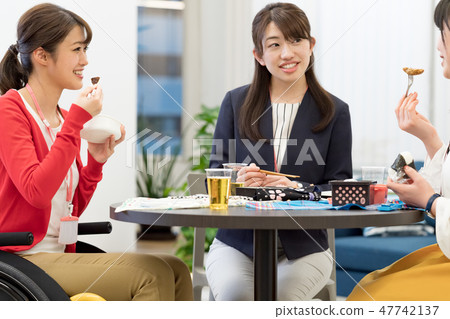 [Materials supervised by Japan Universal Manners Association] Business woman, office, wheelchair, lunch 47742137