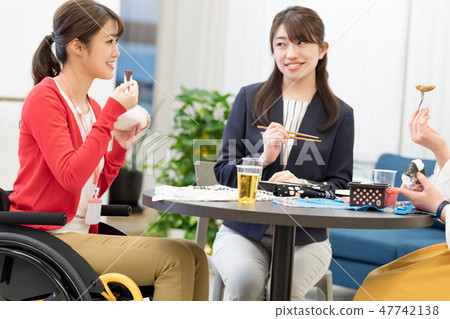 [Materials supervised by Japan Universal Manners Association] Business woman, office, wheelchair, lunch 47742138
