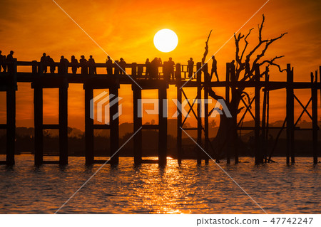 Silhouettes at U Bein teak bridge at sunset. Myanmar (Burma) 47742247