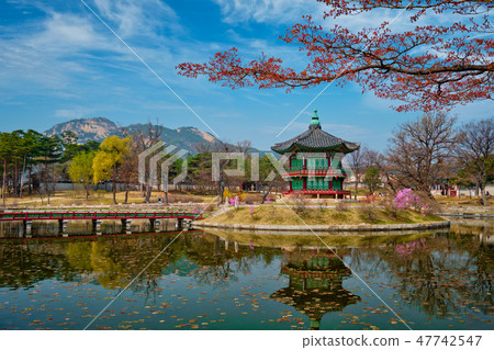 Hyangwonjeong Pavilion, Gyeongbokgung Palace, Seoul, South Korea Hyangwonjeong Pavilion, Gyeongbokgung Palace, Seoul, South Korea 47742547