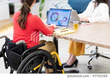 [Materials supervised by the Japan Universal Manners Association] Business woman, office, wheelchair, meeting 47742588