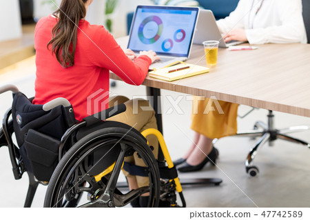 [Materials supervised by the Japan Universal Manners Association] Business woman, office, wheelchair, meeting 47742589