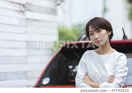 Women and cars 47742633