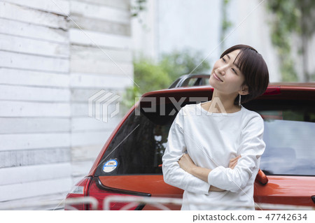 Women and cars 47742634