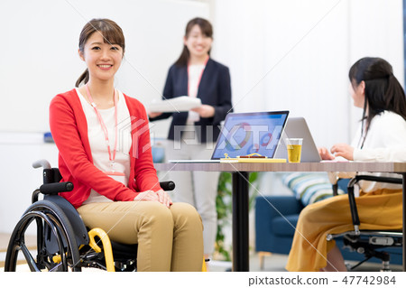 [Materials supervised by the Japan Universal Manners Association] Business woman, office, wheelchair, meeting 47742984