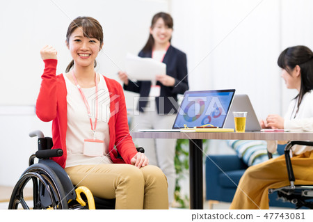 [日本國際禮儀協會監督的材料]女商人，辦公室，輪椅，會議 47743081
