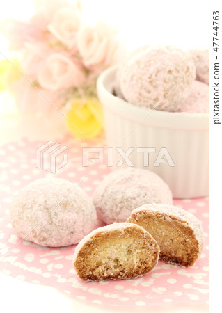 Cookie Snowball 47744763