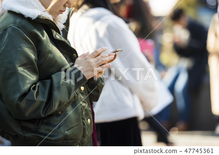 操作智能手機的女人的手 47745361