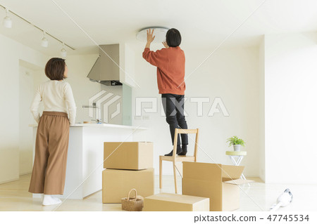 A couple with moving work 47745534