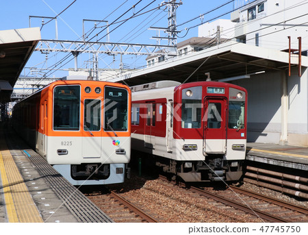 阪神和近鐵列車在Kusugawa車站排隊 47745750