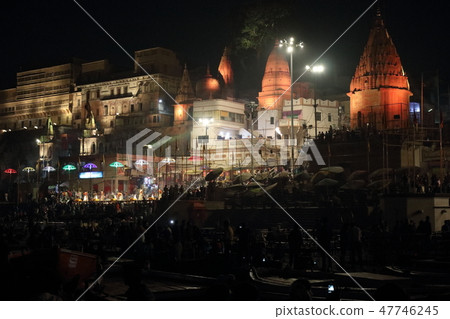 晚上祈禱在印度貝納雷斯恒河 47746245