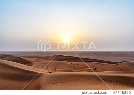 Wahiba沙漠（阿曼，Wahiba Sands）的日出 47746290